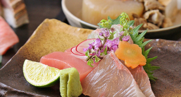 店主の目利きで仕入れる旬の魚介を贅沢に盛り付けた一皿を。