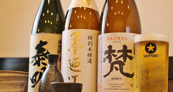 季節やお料理に合わせた珠玉の一杯。厳選日本酒で一息つく。